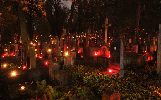 День всех святых на Лычаковском кладбище во Львове