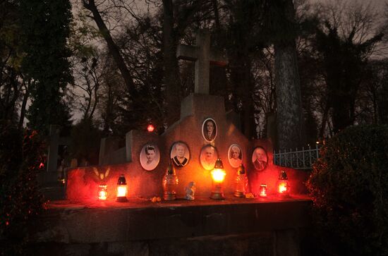 День всех святых на Лычаковском кладбище во Львове