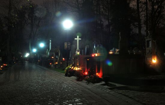 День всех святых на Лычаковском кладбище во Львове