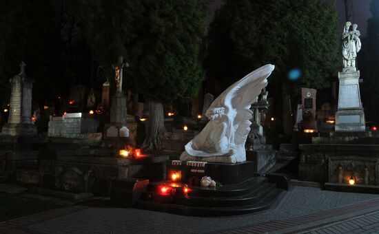 День всех святых на Лычаковском кладбище во Львове