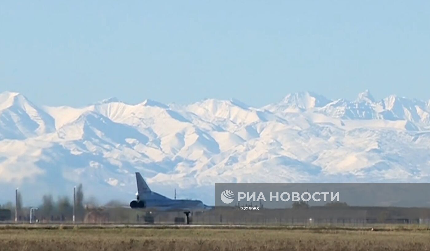 Авиаудары бомбардировщиками Ту-22М3 ВКС РФ по объектам террористов в провинции Дейр-эз-Зор