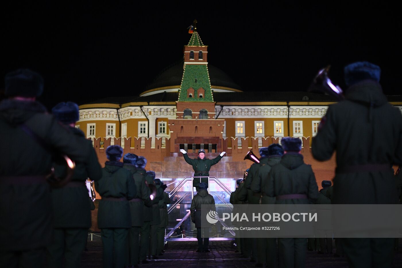 Репетиция марша, посвященного 76-й годовщине военного парада 7 ноября 1941 года