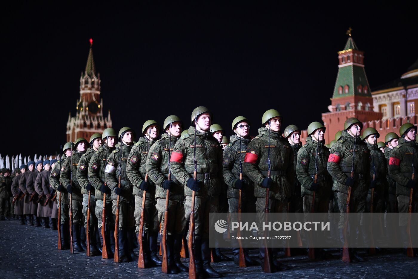 Репетиция марша, посвященного 76-й годовщине военного парада 7 ноября 1941 года