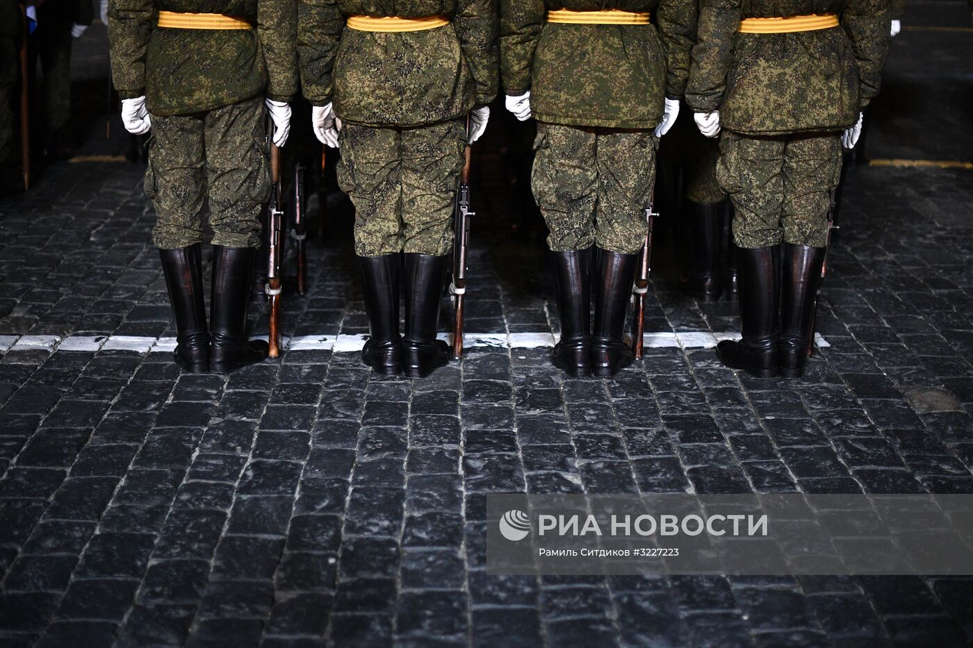 Репетиция марша, посвященного 76-й годовщине военного парада 7 ноября 1941 года