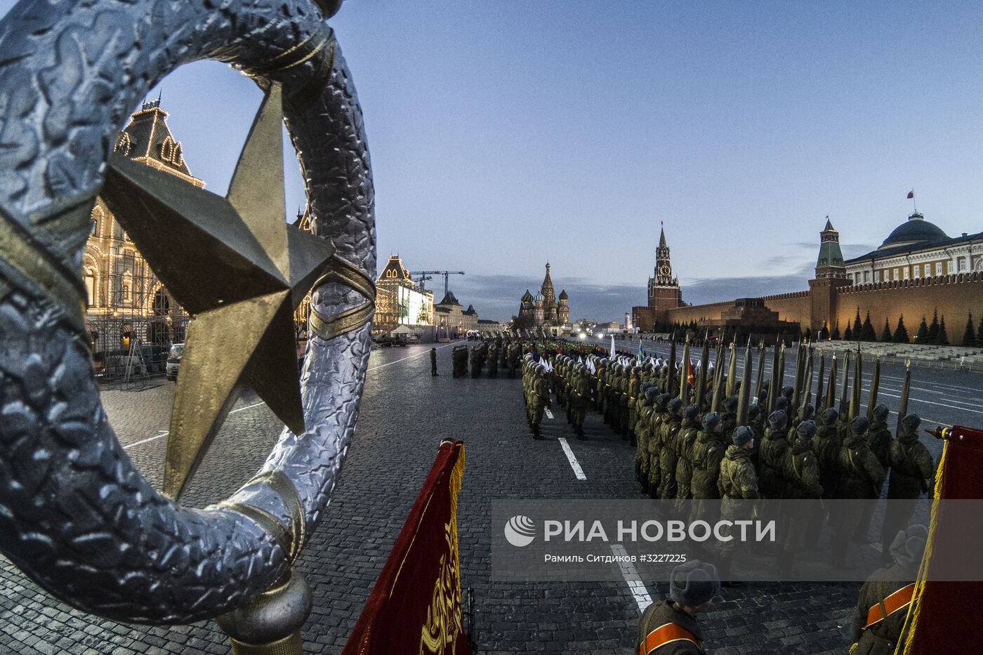 Репетиция марша, посвященного 76-й годовщине военного парада 7 ноября 1941 года