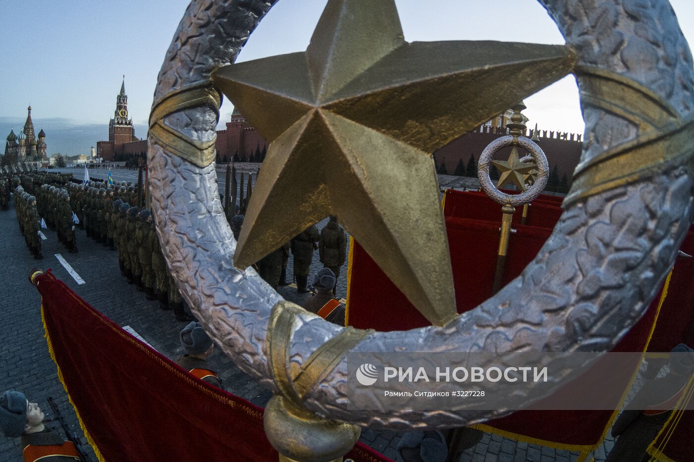 Репетиция марша, посвященного 76-й годовщине военного парада 7 ноября 1941 года