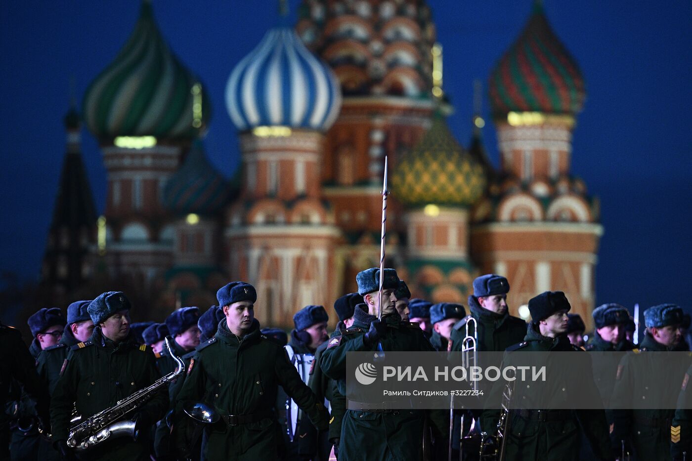 Репетиция марша, посвященного 76-й годовщине военного парада 7 ноября 1941 года