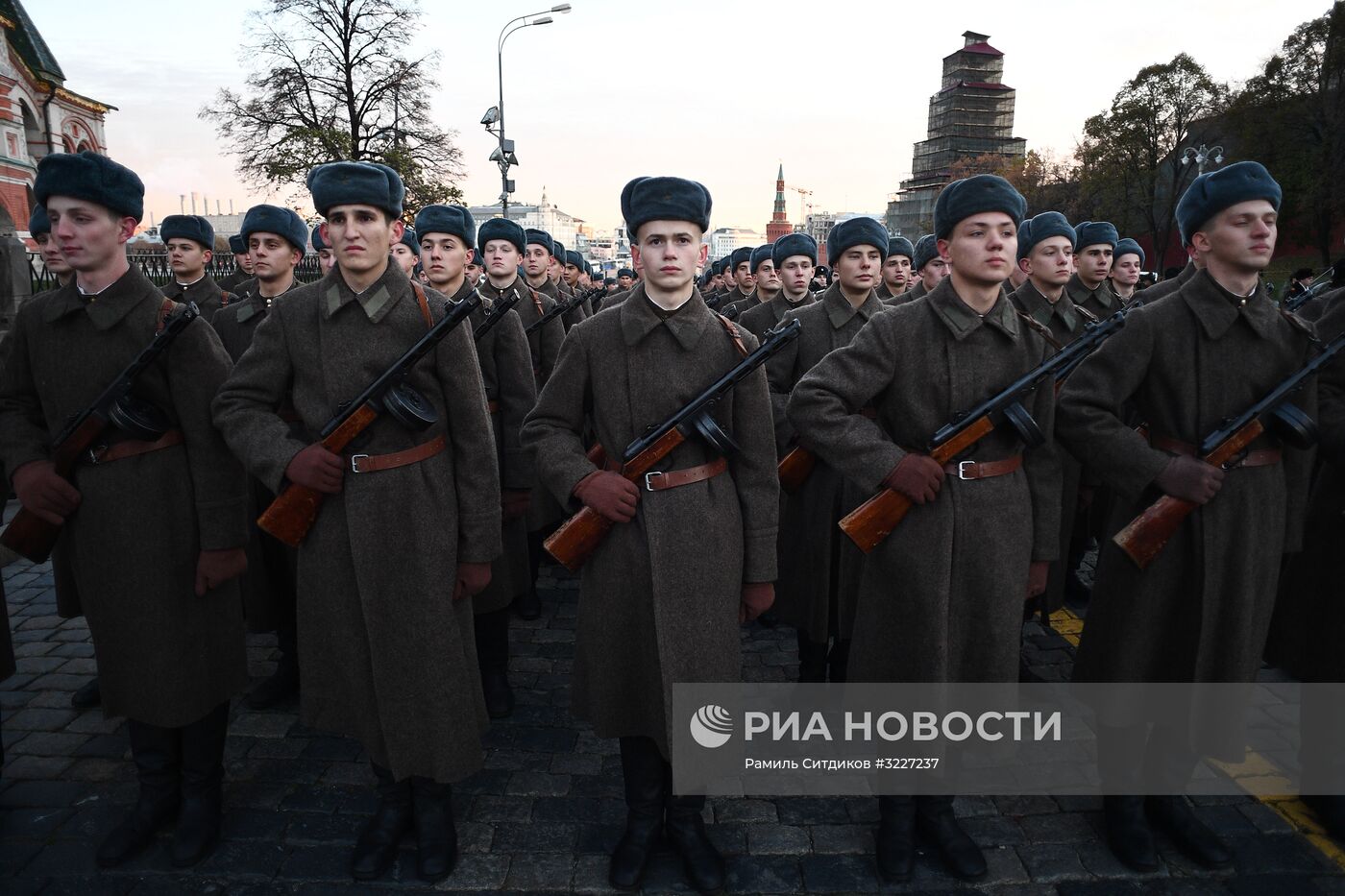 Репетиция марша, посвященного 76-й годовщине военного парада 7 ноября 1941 года