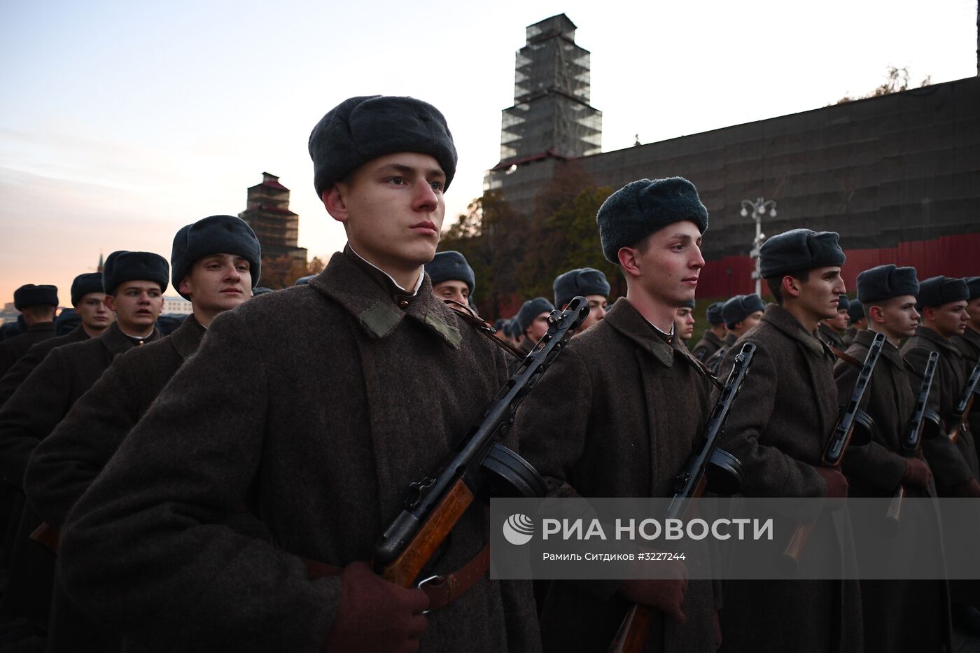 Репетиция марша, посвященного 76-й годовщине военного парада 7 ноября 1941 года