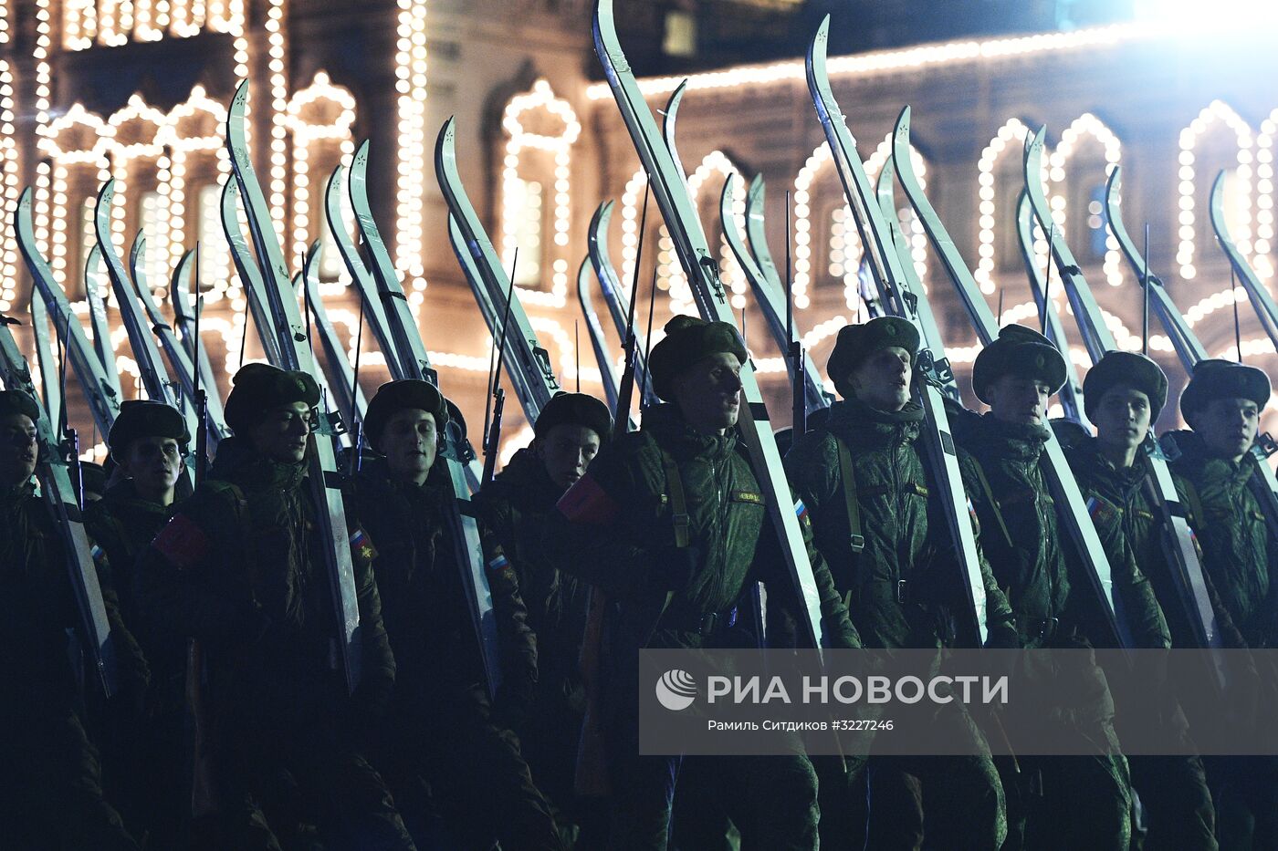 Репетиция марша, посвященного 76-й годовщине военного парада 7 ноября 1941 года