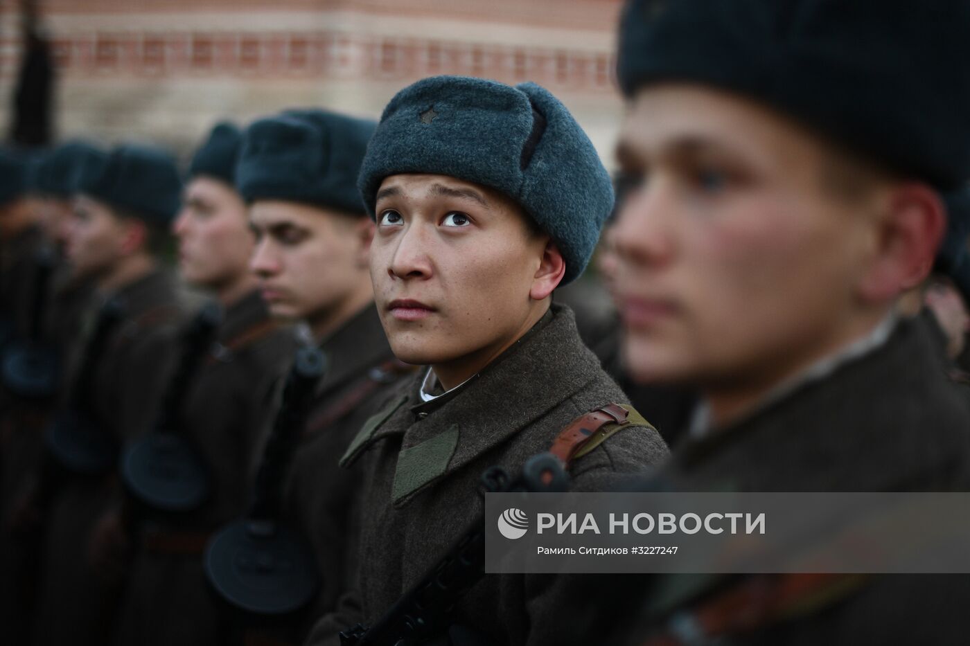 Репетиция марша, посвященного 76-й годовщине военного парада 7 ноября 1941 года