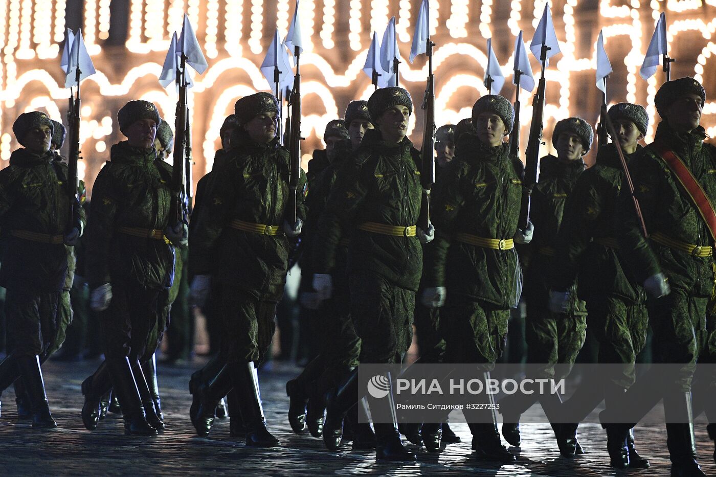 Репетиция марша, посвященного 76-й годовщине военного парада 7 ноября 1941 года