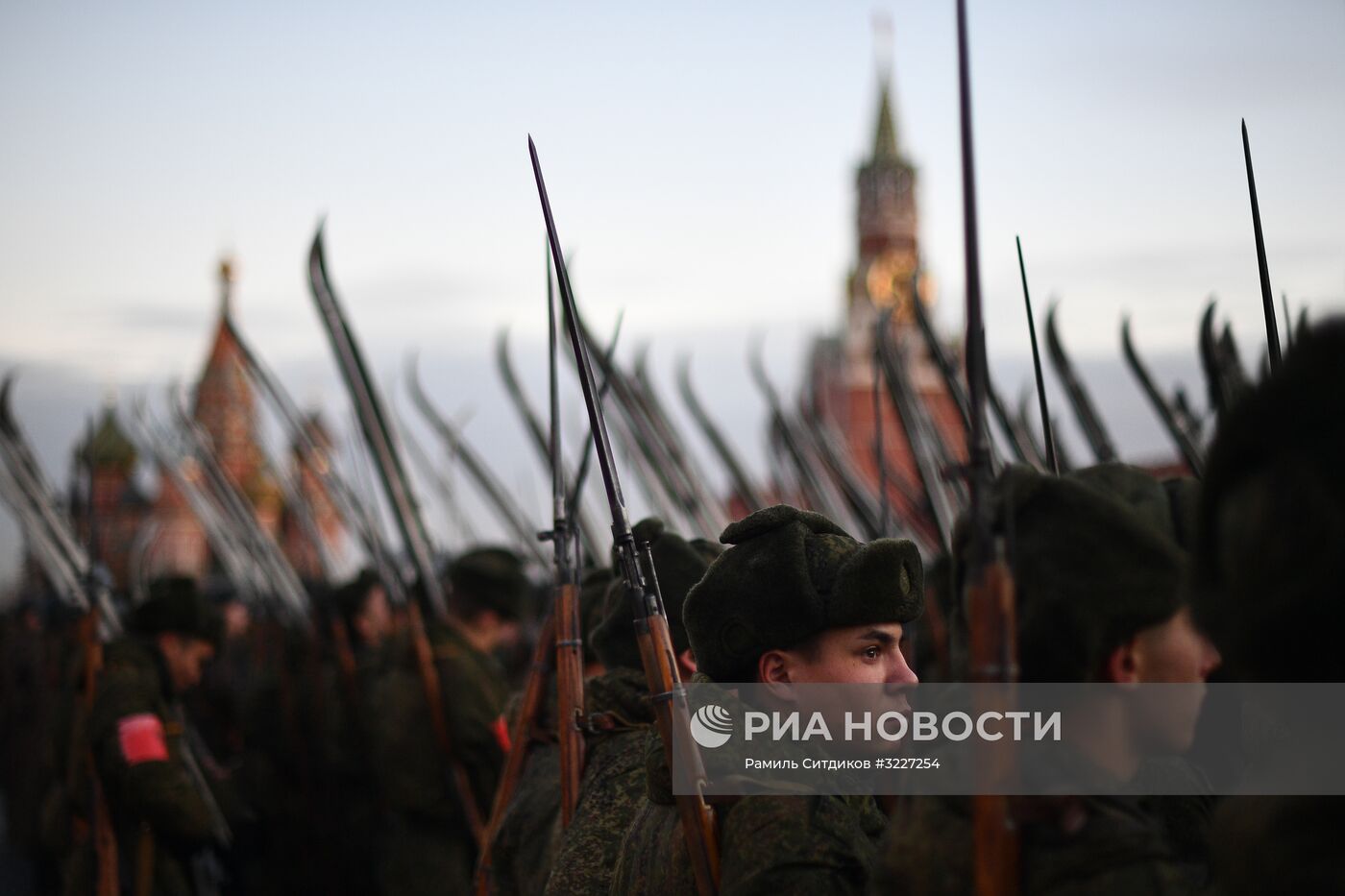 Репетиция марша, посвященного 76-й годовщине военного парада 7 ноября 1941 года