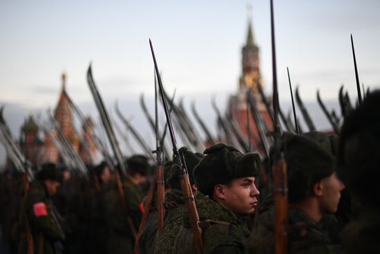 Репетиция марша, посвященного 76-й годовщине военного парада 7 ноября 1941 года