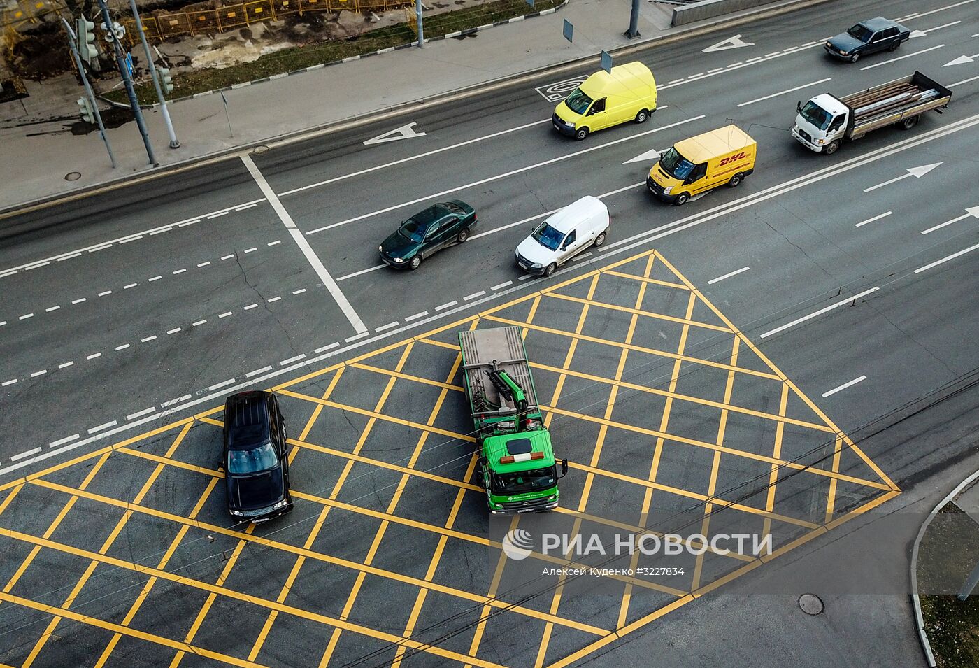 Новая разметка "вафельница" на перекрестках в Москве
