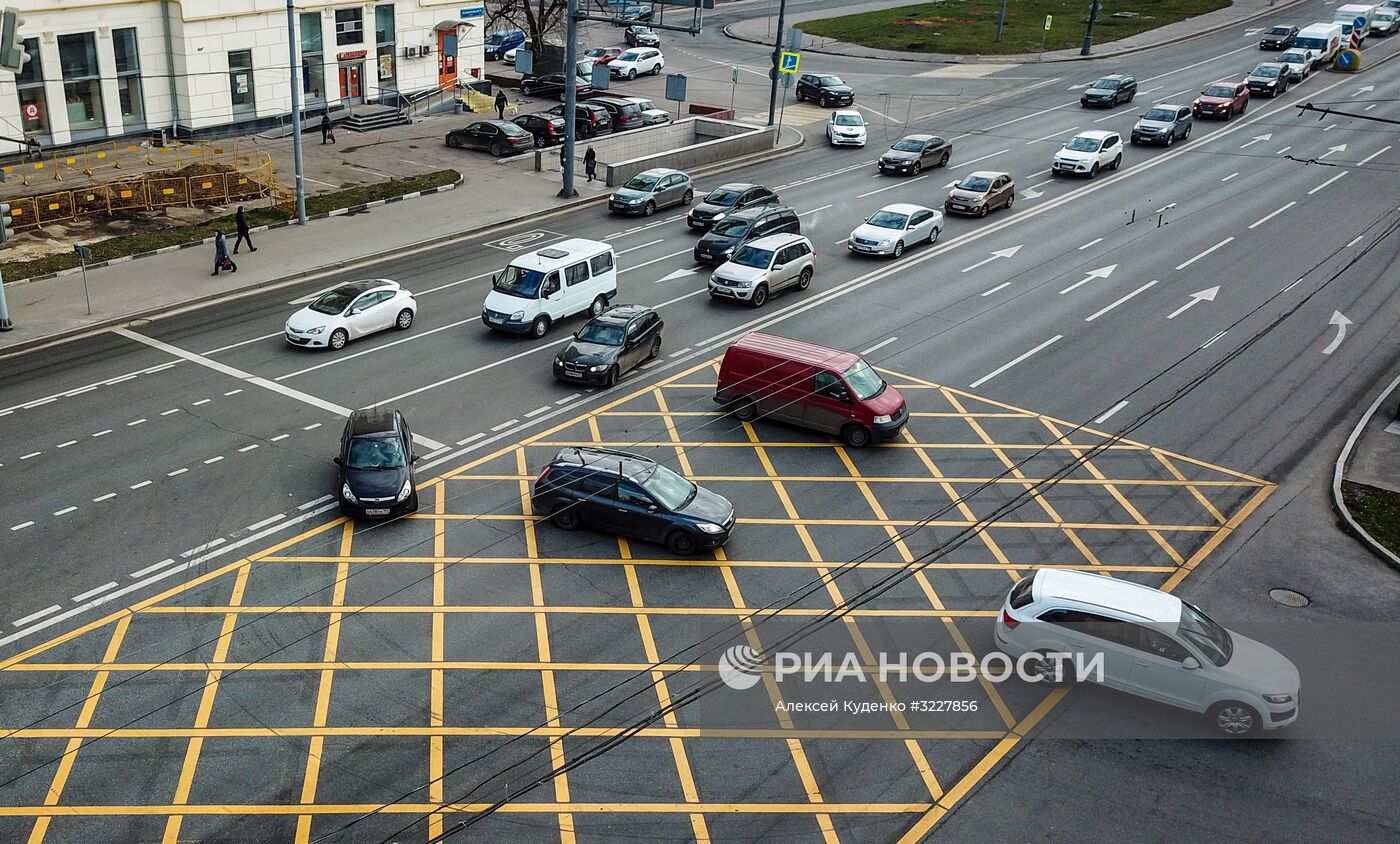 Новая разметка "вафельница" на перекрестках в Москве