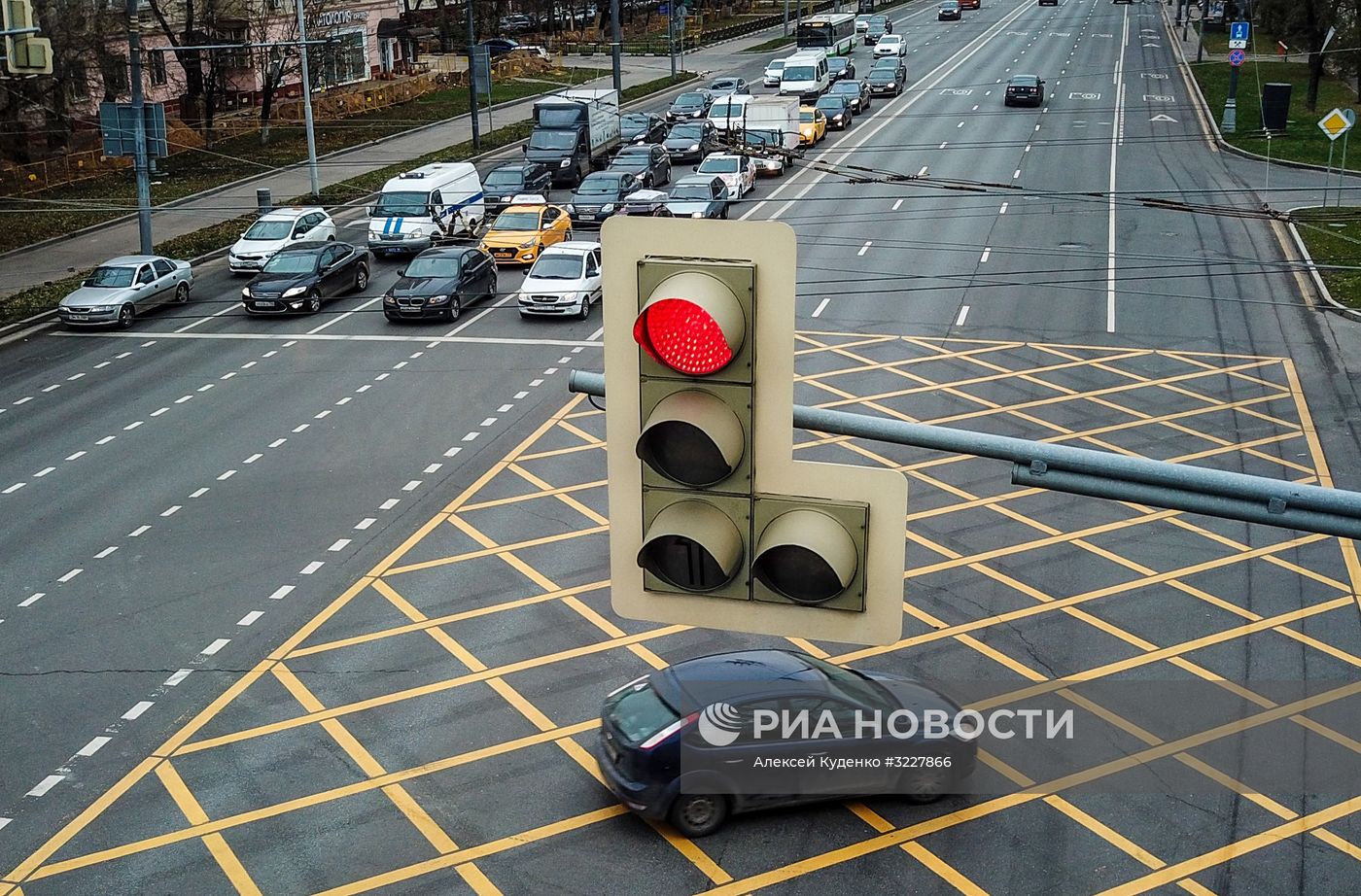 Новая разметка "вафельница" на перекрестках в Москве