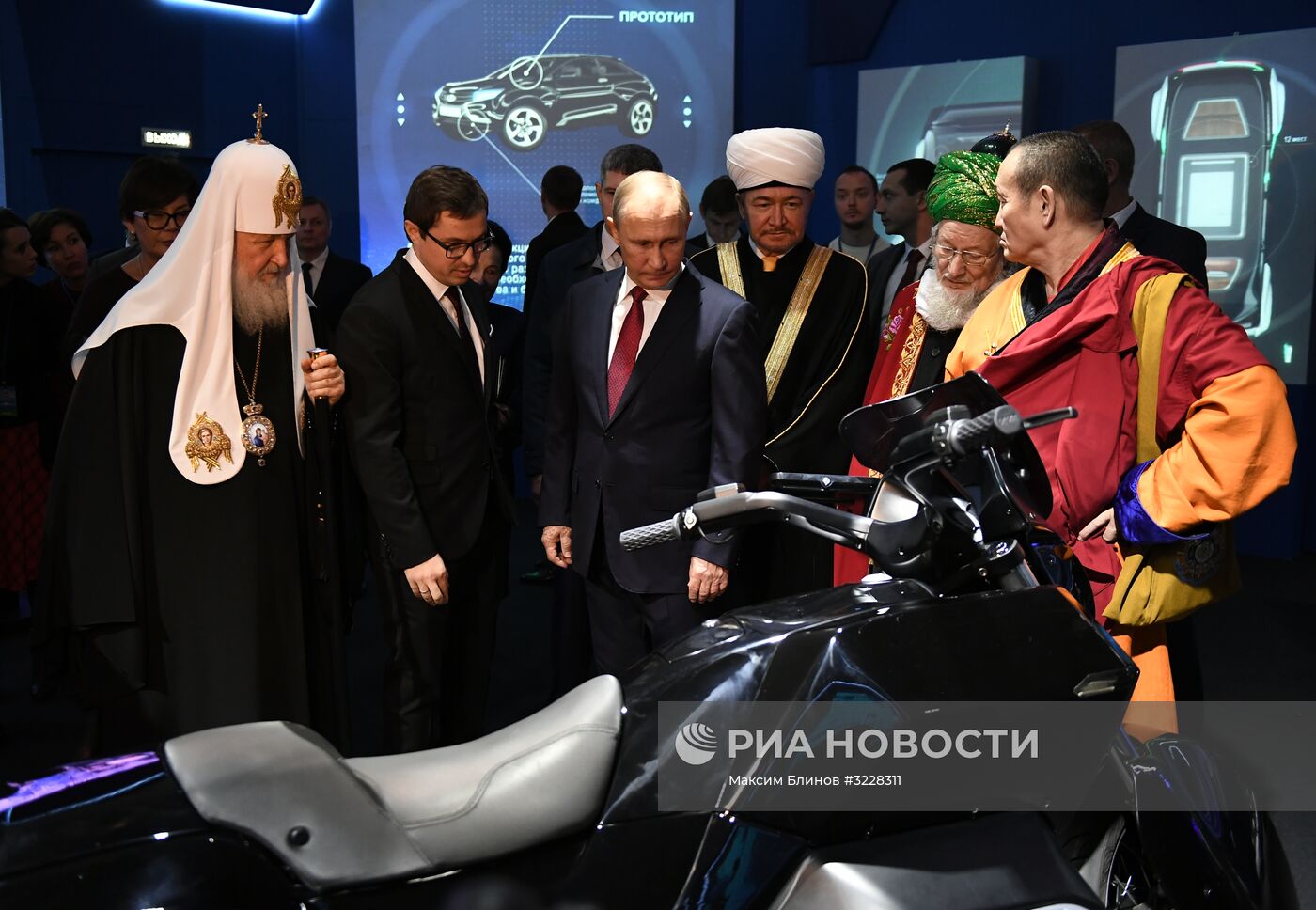 Президент РФ В. Путин посетил выставку "Россия, устремлённая в будущее"