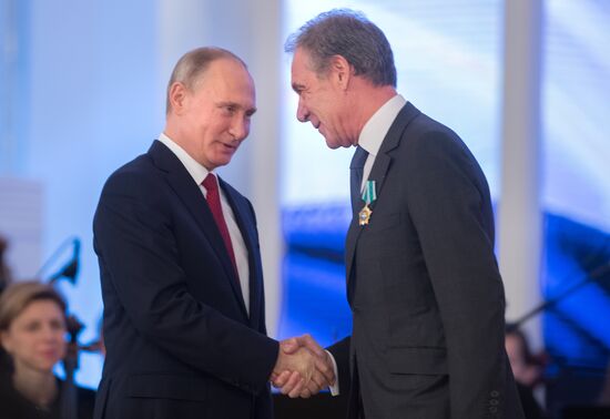 Президент РФ В. Путин вручил государственные награды России в День народного единства