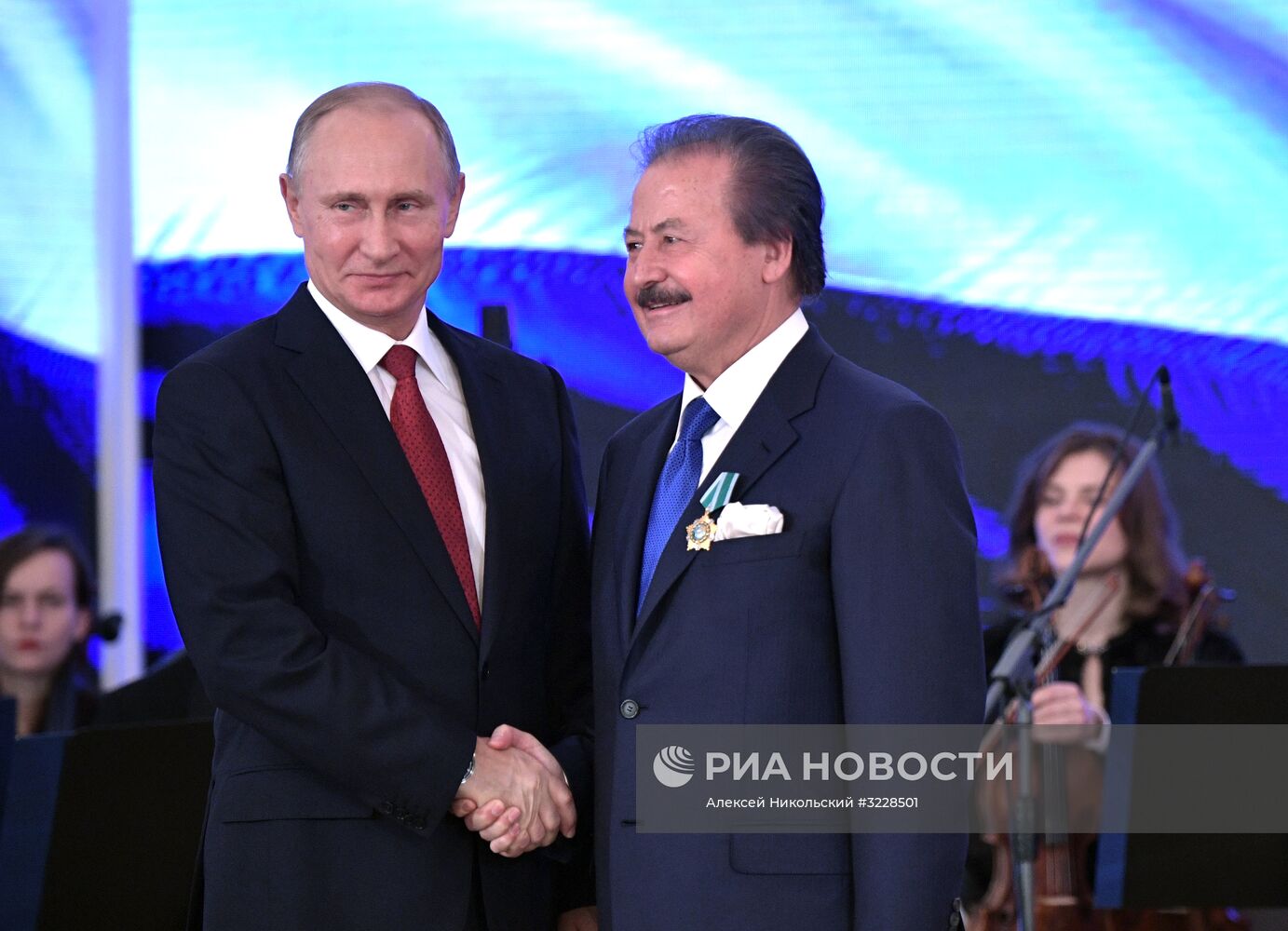 Президент РФ В. Путин вручил государственные награды России в День народного единства