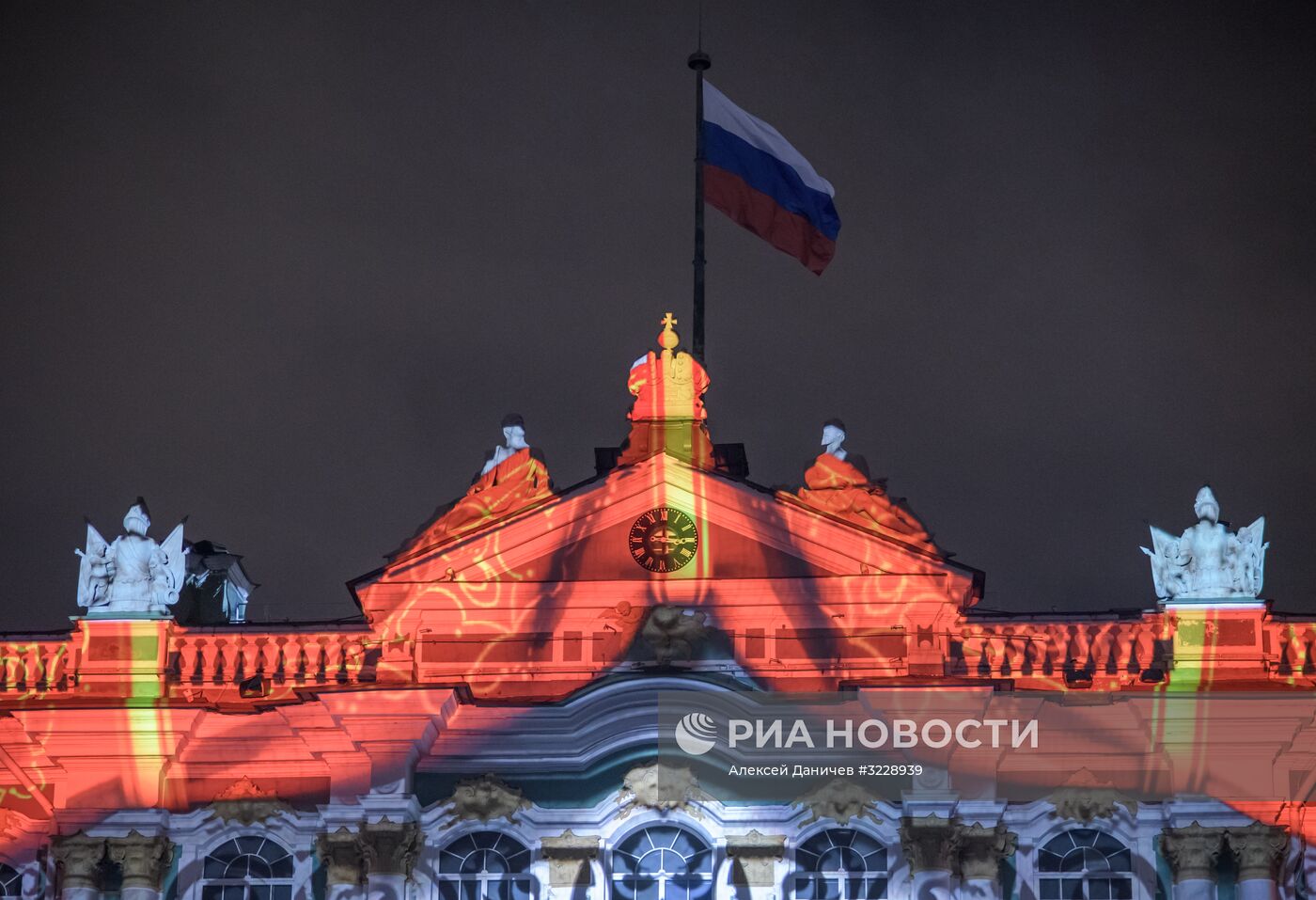 Световое шоу на Дворцовой площади в Санкт-Петербурге