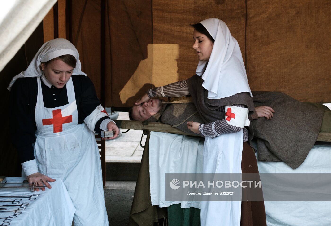 Первом сестра. Крымская война медсестры. Сестра милосердия аниме. Сестры милосердия Крымской компании. Медицинские исторические реконструкции.