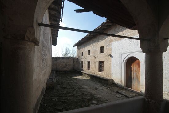 Пещерный город-крепость Чуфут-Кале в Крыму.