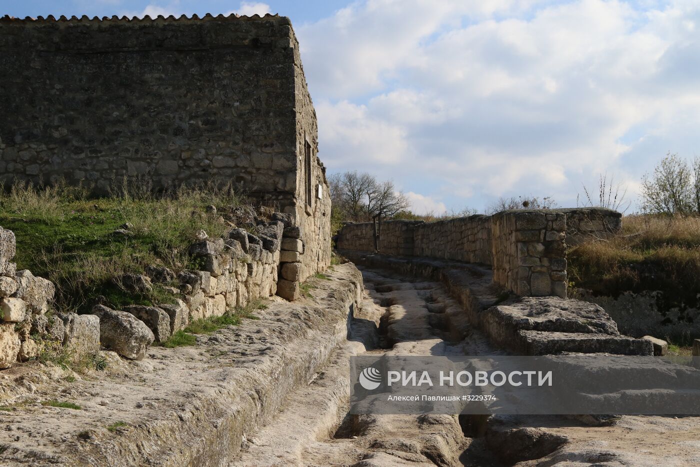 Пещерный город-крепость Чуфут-Кале в Крыму.