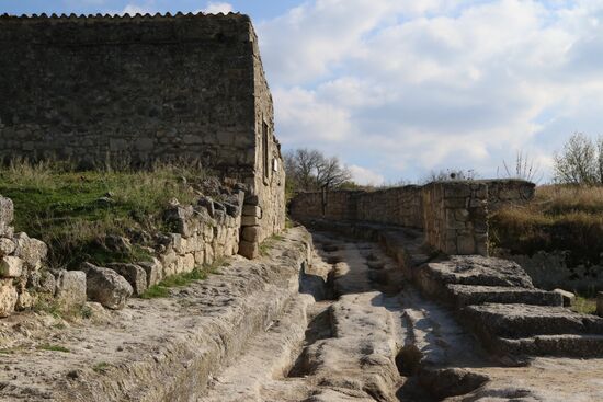 Пещерный город-крепость Чуфут-Кале в Крыму.