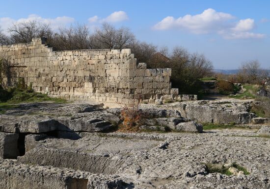Пещерный город-крепость Чуфут-Кале в Крыму.