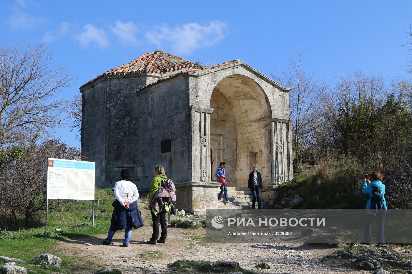 Пещерный город-крепость Чуфут-Кале в Крыму.