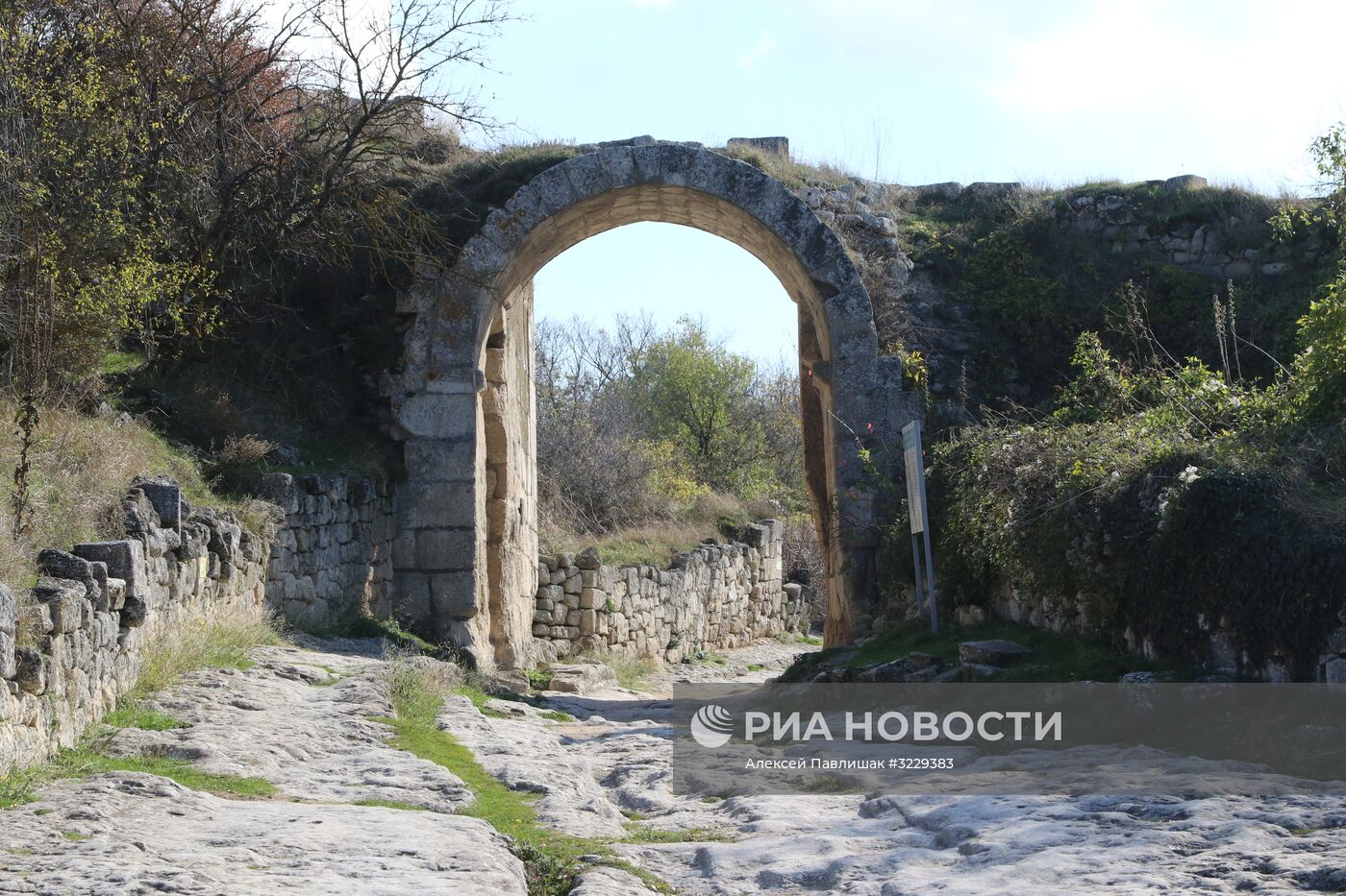 Пещерный город-крепость Чуфут-Кале в Крыму.