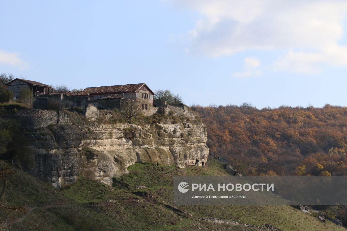 Пещерный город-крепость Чуфут-Кале в Крыму.