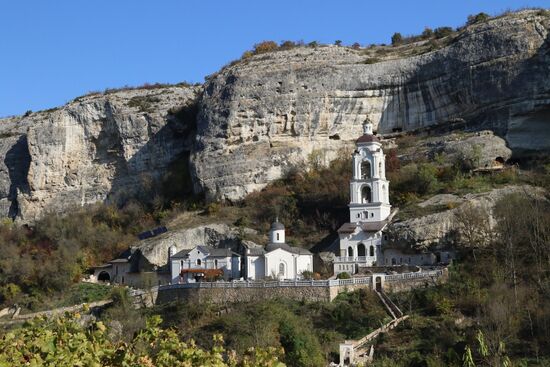 Пещерный город-крепость Чуфут-Кале в Крыму.