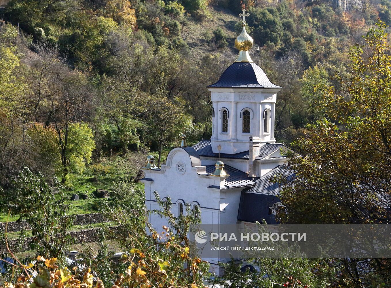 Пещерный город-крепость Чуфут-Кале в Крыму.