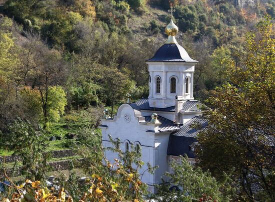 Пещерный город-крепость Чуфут-Кале в Крыму.