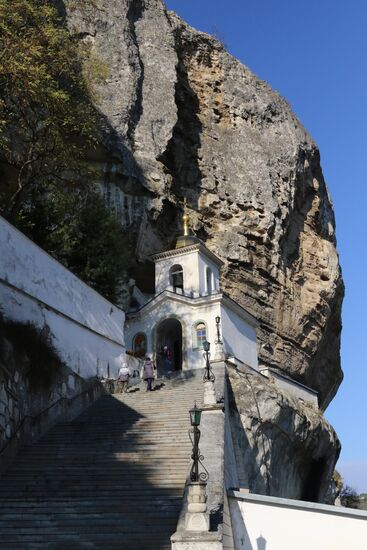 Пещерный город-крепость Чуфут-Кале в Крыму.