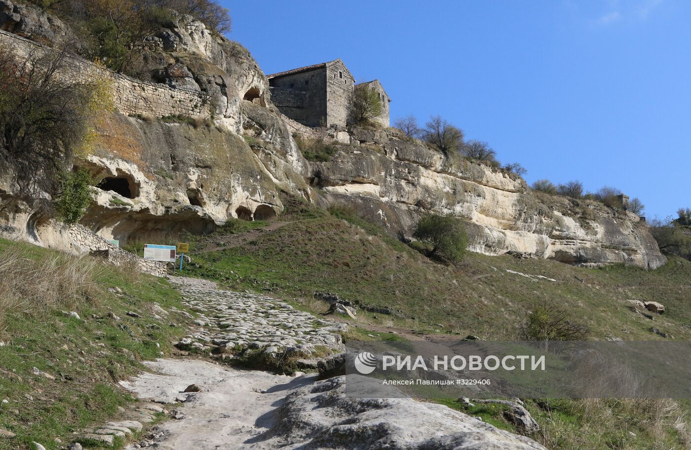 Пещерный город-крепость Чуфут-Кале в Крыму.