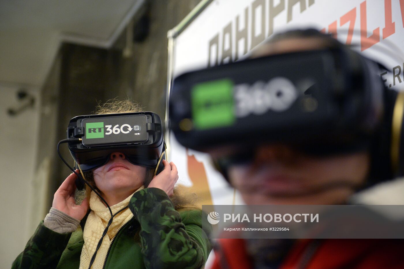 Показ видеороликов "Революция 360" в Московском метрополитене