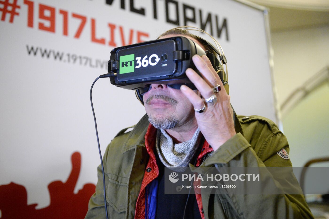 Показ видеороликов "Революция 360" в Московском метрополитене