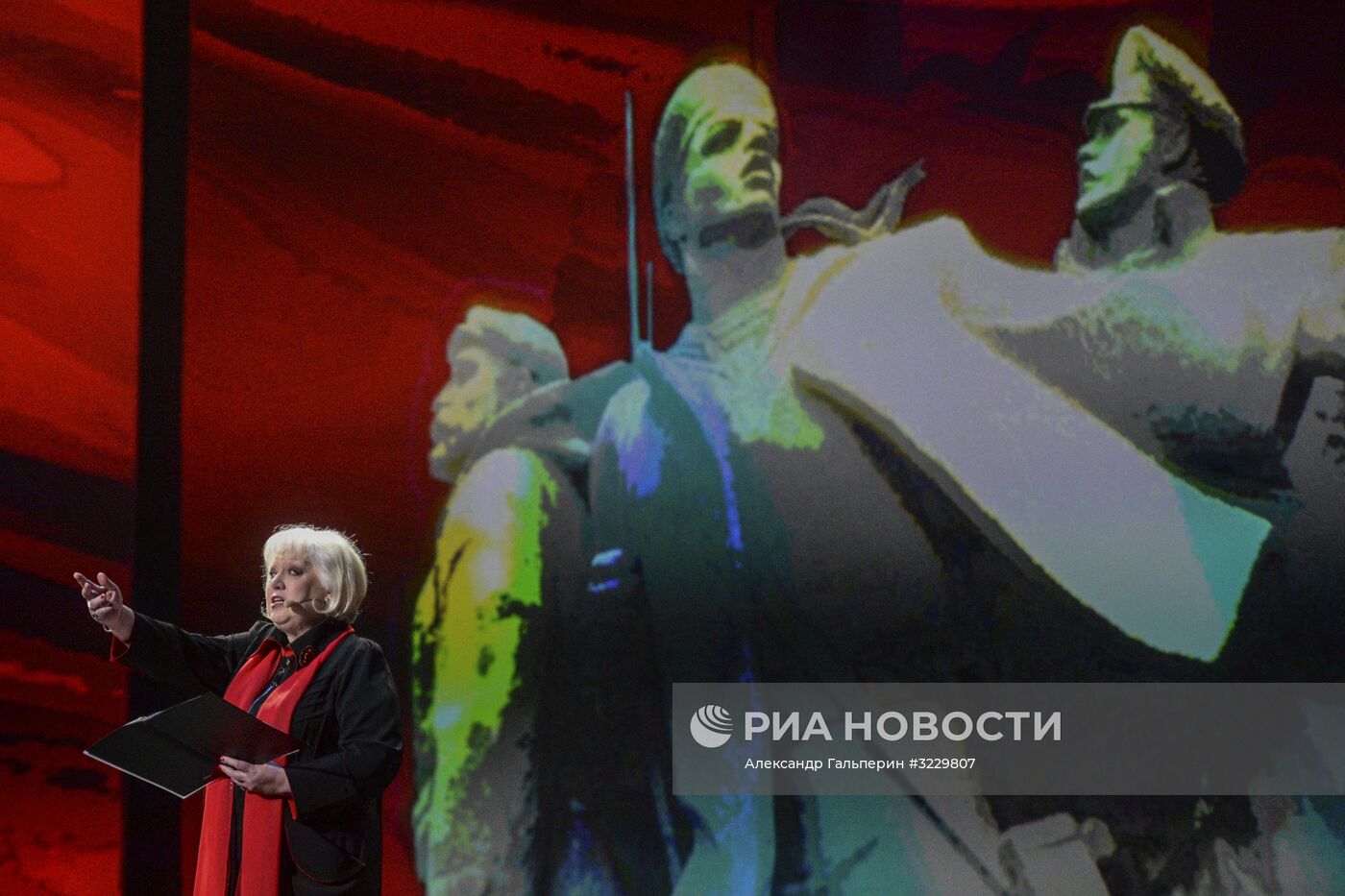 Театрализованное представление "Набат революции" в Санкт-Петербурге