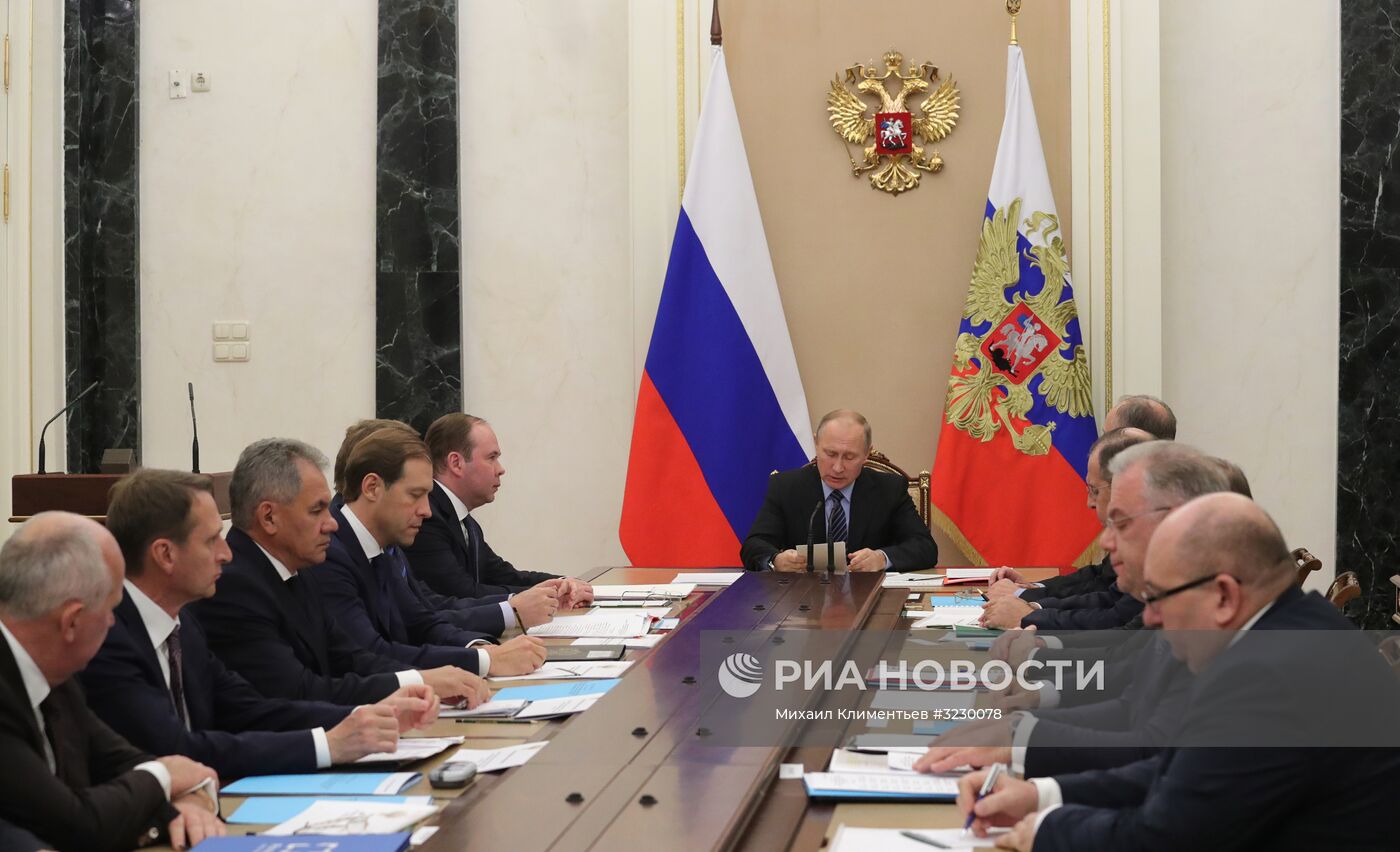 Президент РФ В. Путин проевл заседание комиссии по вопросам военно-технического сотрудничества России с иностранными государствами