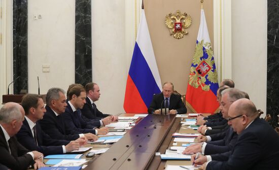 Президент РФ В. Путин проевл заседание комиссии по вопросам военно-технического сотрудничества России с иностранными государствами