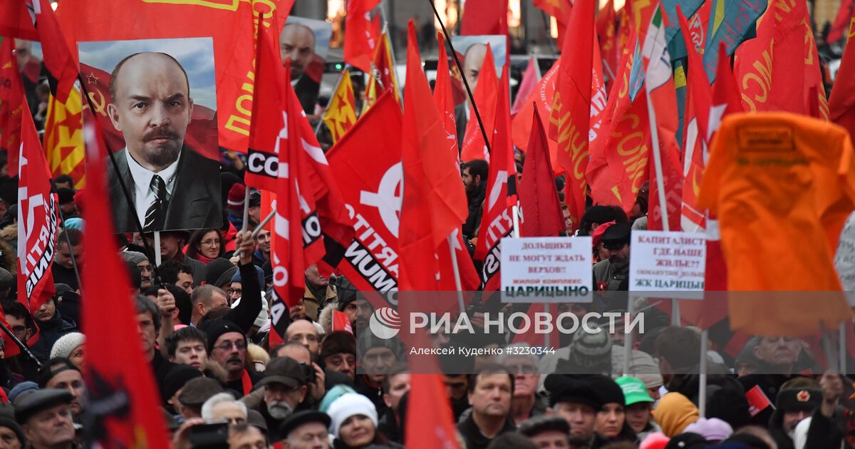 Есть ли 7 ноября. 100 Летие Октябрьской революции. Октябрьская революция демонстрации. Демонстрации в день Октябрьской революции Москва. Великая Октябрьская революция демонстрация.