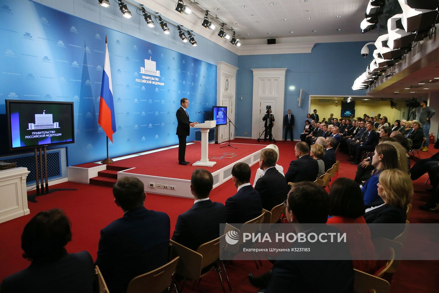 Премьер-министр РФ Д. Медведев вручил премии правительства РФ в области качества за 2017 год