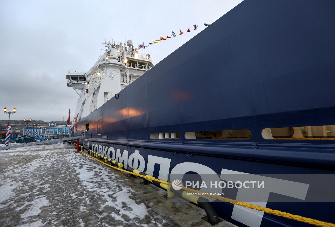 Церемония поднятия флага на судне "Фёдор Ушаков" в Мурманске