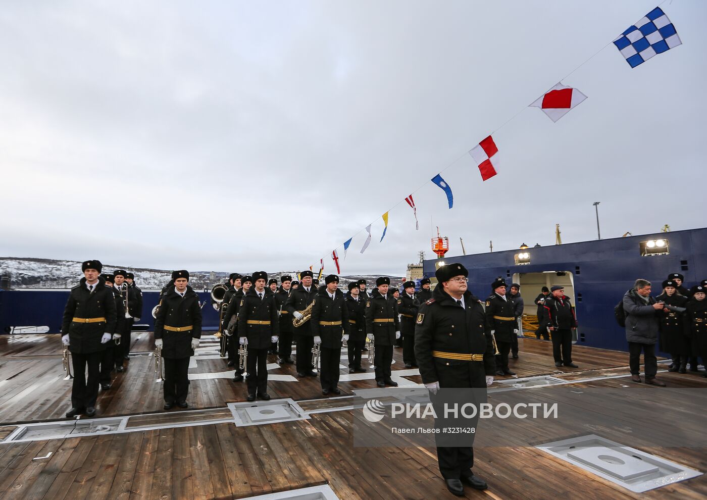 Церемония поднятия флага на судне "Фёдор Ушаков" в Мурманске