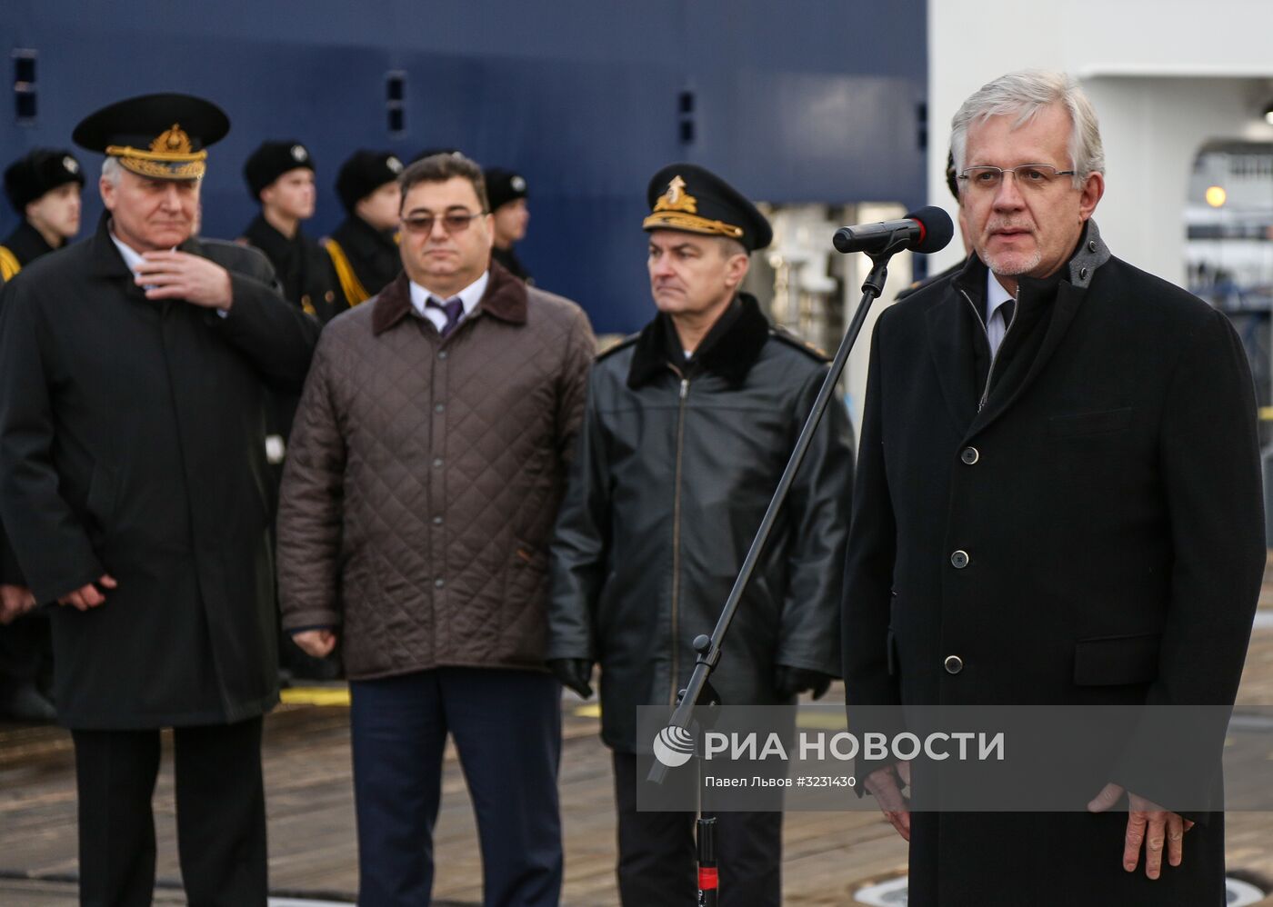 Церемония поднятия флага на судне "Фёдор Ушаков" в Мурманске