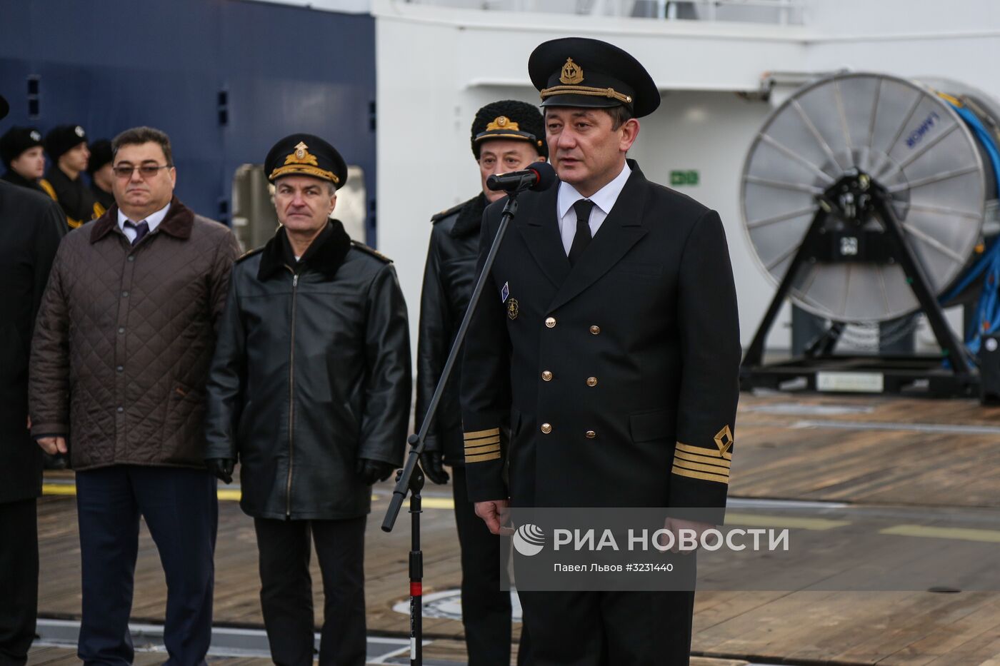 Церемония поднятия флага на судне "Фёдор Ушаков" в Мурманске