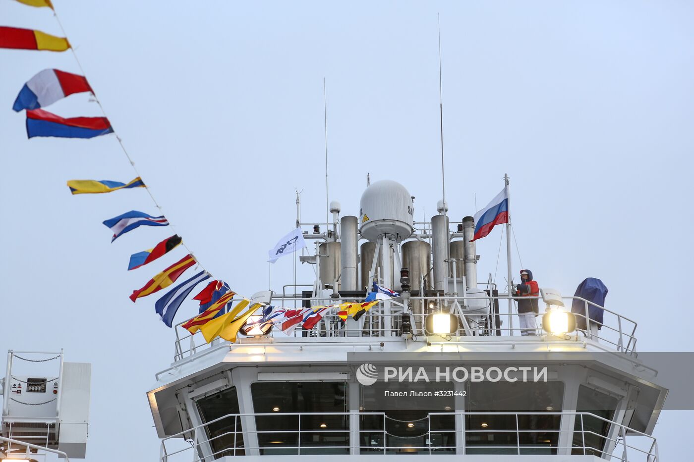 Церемония поднятия флага на судне "Фёдор Ушаков" в Мурманске